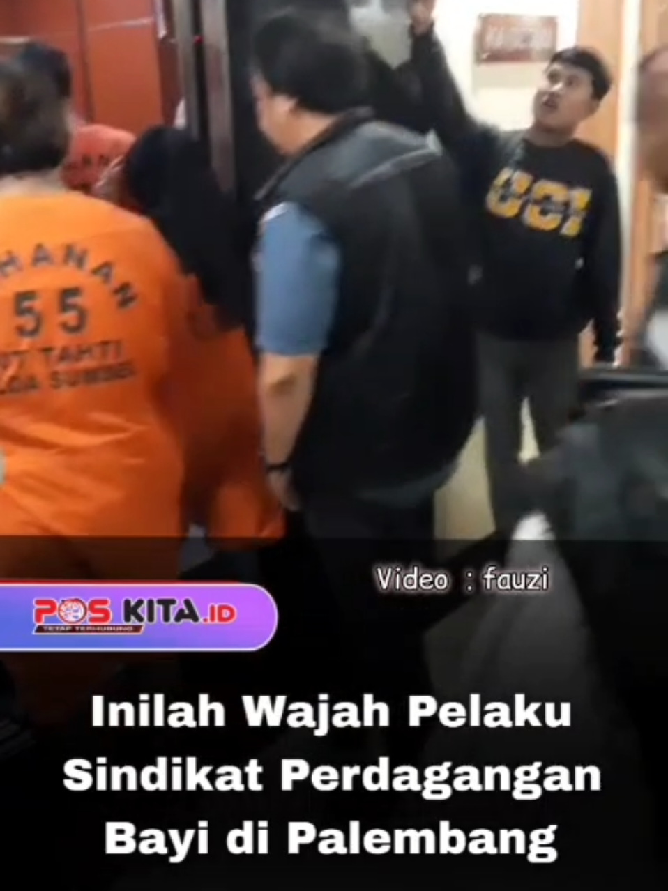 Inilah Wajah Pelaku Sindikat Perdagangan Bayi di Palembang Palembang, Poskita.id -- Subdit IV Renakta bersama Subdit III Jatanras Ditreskrimum Polda Sumsel mengungkap kasus sindikat perdagangan bayi di kota Palembang. Dari ungkap kasus ini, polisi menangkap empat orang pelaku, salah satu pelaku merupakan ayah kandung bayi yang hendak dijual. Para pelaku ditangkap saat akan melakukan transaksi jual beli bayi di Rumah Sakit Umum Daerah (RSUD) Bari Palembang, Rabu (22/10/2025) sekitar pukul 11.46 WIB. Dari hasil penyelidikan, satu bayi yang akan dijual dengan harga Rp 25 juta. Modus operandi penjual bayi melalui perantara yang mencari calon pembeli di media sosial TikTok. Keempat tersangka yang ditangkap masing-masing Fernando Agustio (30), Rini Apriyani (30), Riska Dwi Yanti (37), dan Yudi Surya Pratama (24). Direktur Reserse Kriminal Umum Polda Sumsel Kombes Pol Johannes Bangun menuturkan pengungkapan sindikat perdagangan bayi ini berawal dari informasi masyarakat tentang adanya dugaan praktik jual beli bayi di RSUD Bari Palembang. 