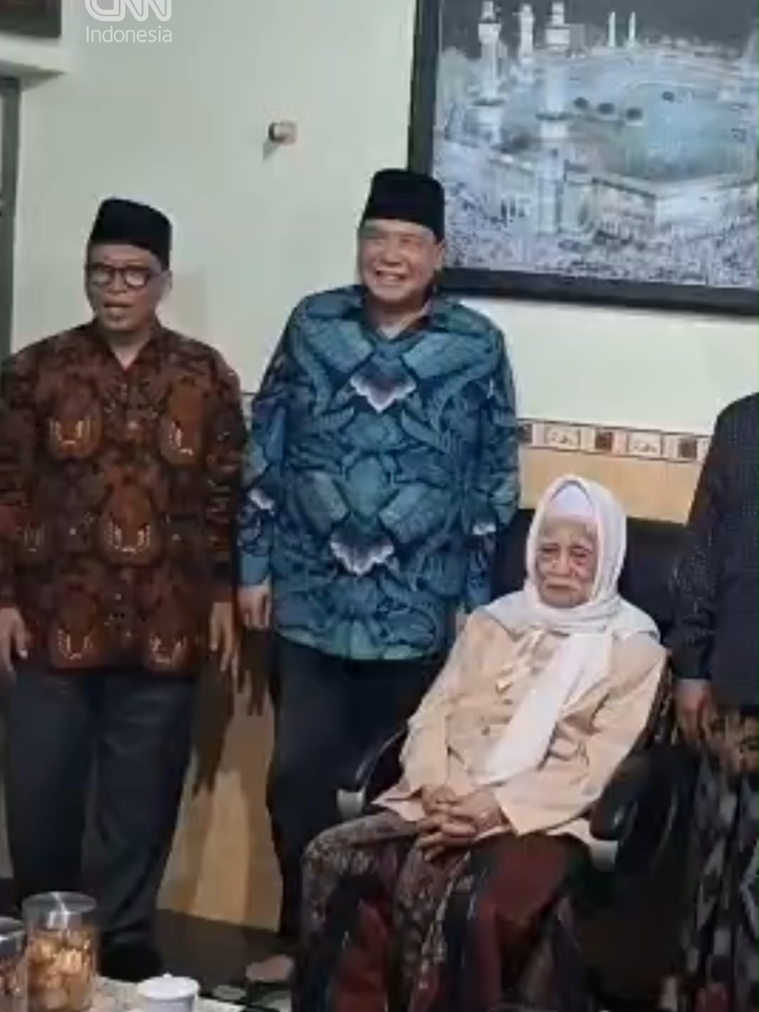 Pendiri CT Corp Chairul Tanjung (CT) menyambangi Pondok Pesantren (Ponpes) Lirboyo, Kediri, Jawa Timur, Kamis (23/10). CT sowan ke rumah pengasuh Ponpes Lirboyo KH Anwar Manshur. 