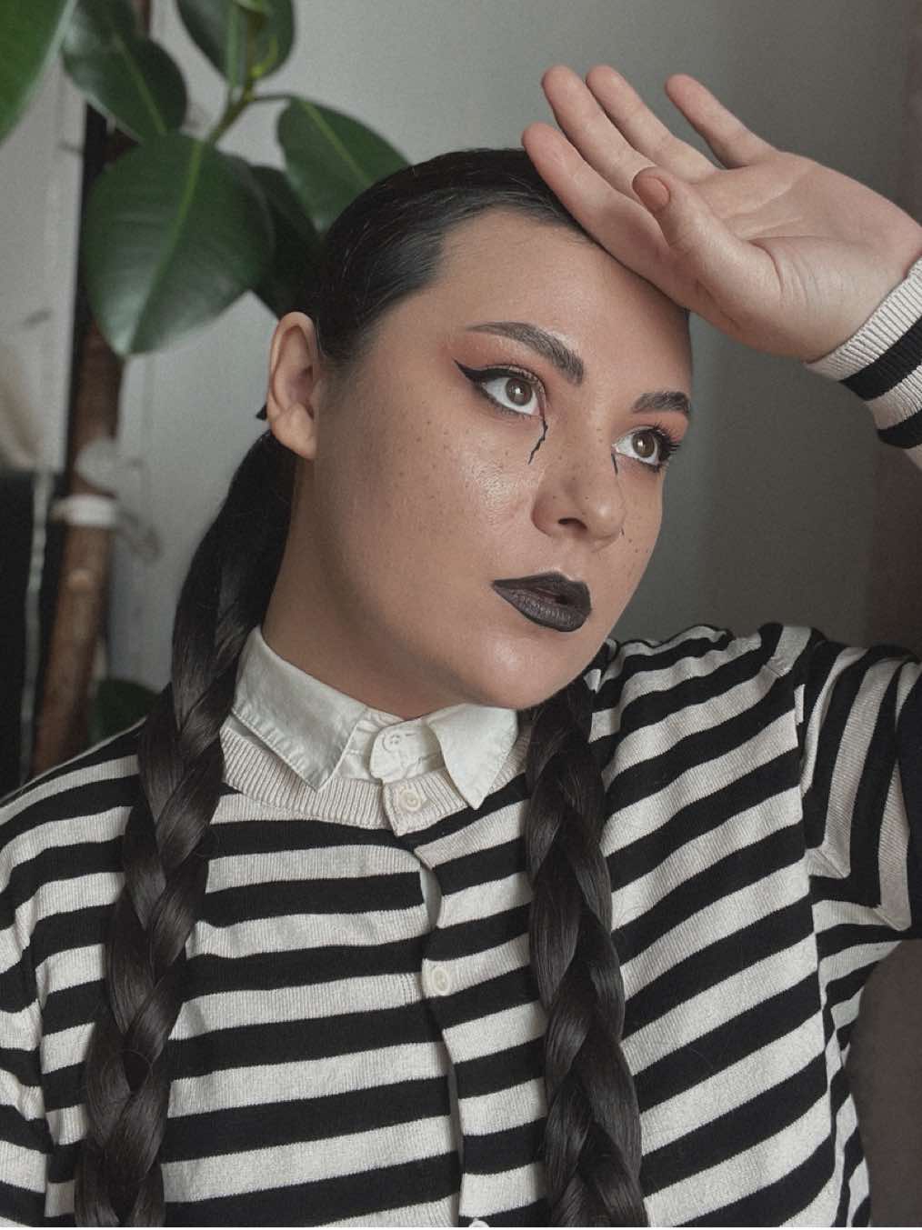 Am zis să fac și eu un look de Halloween. Obviously, it's the best I can do 💀. #halloweenlook #halloweentransition #halloweenmakeup #wednesdayaddams #addamsfamily 