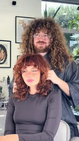 LOOKERS oggi capelli ramati color mandarino 🍊! Che ne pensate di questo cambio look per Serena ?? @Serena de Ferrari 