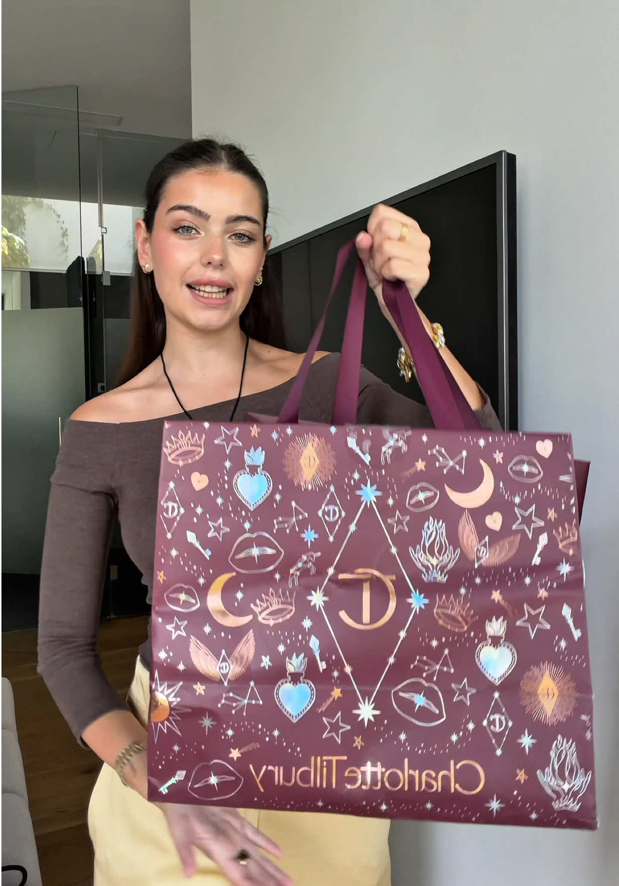 Morning delivery🎀 @Charlotte Tilbury @inhousesc (regalo)