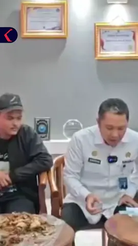 Petugas Lapas Kelas II Narkotika Cipinang, Jakarta Timur, menggagalkan upaya penyelundupan narkoba jenis sabu yang disembunyikan di dalam masakan ayam kecap. Aksi ini dilakukan oleh seorang pengunjung yang hendak mengirimkan makanan saat jam besuk tahanan. Dari hasil pemeriksaan, petugas menemukan 10 plastik kecil sabu yang diselipkan di potongan daging ayam. Pelaku bersama barang bukti kemudian diamankan ke Satnarkoba Polres Metro Jakarta Timur untuk penyelidikan lebih lanjut. Simak video selengkapnya dan dapatkan berita terkini lainnya di www.kompas.tv serta youtube.com/kompastv #VODKompasTV #TikTokBerita