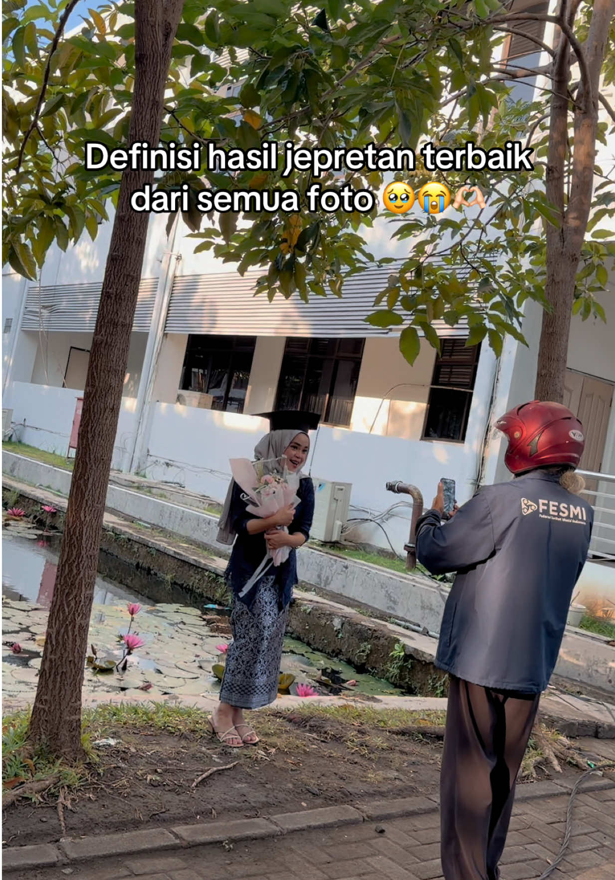Hasil jepretan terbaik: ketika Ayah memotret anak perempuannya yang wisuda, beruntung bangettt kakanya  btw ini  ga sengaja liat moment haru dan gemas ini , selamat juga yah untuk kakaknya . Dan tadi udah sempet izin buat uploud juga 🫶🏻💕😭  Setiap senyum, tawa, dan tatapan bermakna — biarkan kami mengabadikannya dengan sentuhan estetik yang hangat 🤍 🎥 Wedding Content Creator by Bunga (moment candid, BTS, dan momen bahagiamu) Start from 400K dengan DEVICE TERBARU IP 16PLUS & IP 17PROMAX | 📍 Gresik, Surabaya, Sidoarjo, Lamongan, Malang, Mojokerto, dan sekitarnya — avail to travel! 🫶🏻✨ Book sekarang sebelum kehabisan slot! 📩 DM atau hubungi WA yang ada di bio ya 👋🏻 #fyp #wisuda #ayah #ayahdananakperempuannya #weddingcontentcreator 