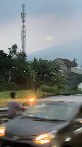 Akhirnya liat kereta cigombong  lewat juga ,, vibes nya gak klh cakep oy 😁 #stasiuncigombong #cigombong #lido #cigombong_bogor #keretapangrango #kaipangrango #fyp #fypage 