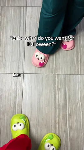 Imagine matching like that for Halloween 🎃 🤣#kissing #slippers #halloween #tongue #halloweencostume 