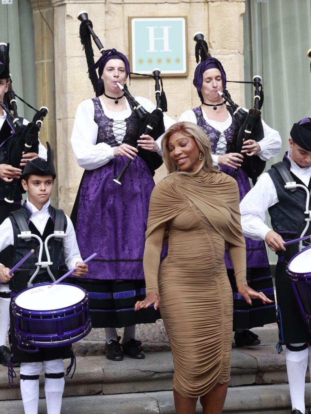 ¡Serena Williams se echa un baile al son de la gaita en Oviedo! 🎶 🎾 La premio 