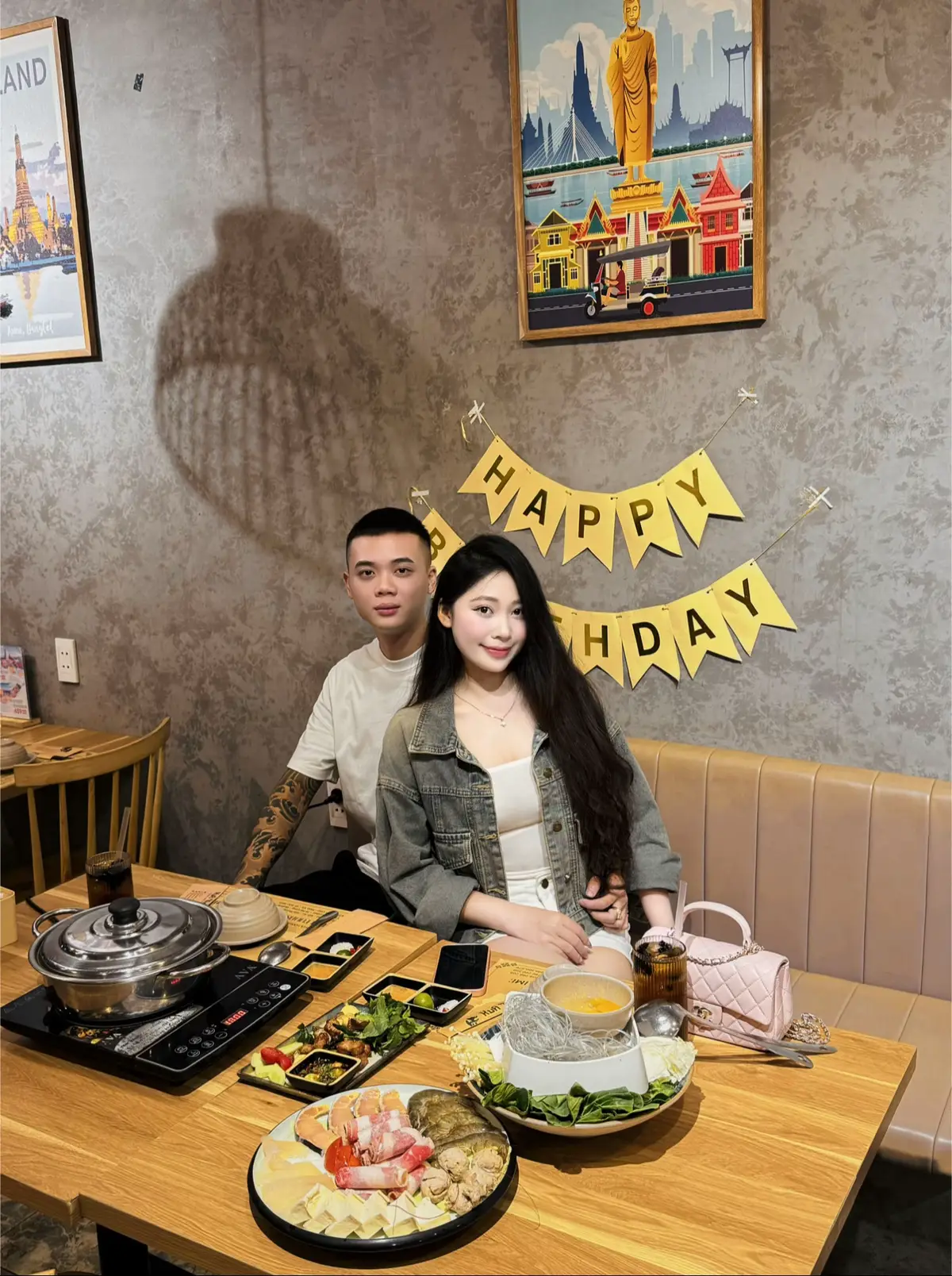 Hạnh phúc là khi mình biết đủ, không phải mình có tất cả, mà vì mình trân trọng những gì mình đang có ^^