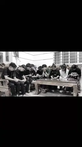 Đau lòng lắm chị Hân à, đau lòng lắm, em biết, em ít đu chị nhưng nghe tin chị rời team lòng em tan nát hết . Bi à lòng em như ai xé nát vậy, khi nghe chị Hân rời team, đau lắm, xót lắm, nhưng vì em quá cố chấp rồi,em hết đường đu rồi 2 chị à, đau lắm rồi, em đã hứa với team rằng đu team đến khi team tan rã thì thôi, thì nghe tin Bi rời team, em vẫn ngậm cơn đau bỏ qua, bây giờ thì chị Hân, em làm sau sống nỗi, đu idol là cả txuan, cả hành trình, khi idol có mệnh hệ gì fan nó chua xót lắm.2025 tồi tệ đến đất nước này, hận 2025 lắm  Có lẽ em đã từ bỏ team rồi, xin lỗi fan ABP, xin lỗi team và 2chi em nhé, sẽ có ngày cta sẽ gặp lại nhau 1 hành trình mới thôi,. Xin lỗi vì đã thất hứa nhé, XIN LỖI NGÀN VẠN HỨA 😩👋💔😭 #anhbaphaimaidinh💗👑 #lygiahan🆎 #ngothaonguyencutiis1🥑 #xuhuongtiktok #tambietabp  @lygiahan22 