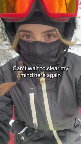 Waiting for the gondola doesn’t seem too bad rn #ski #wintersport #snowboard #skiing #apresski 