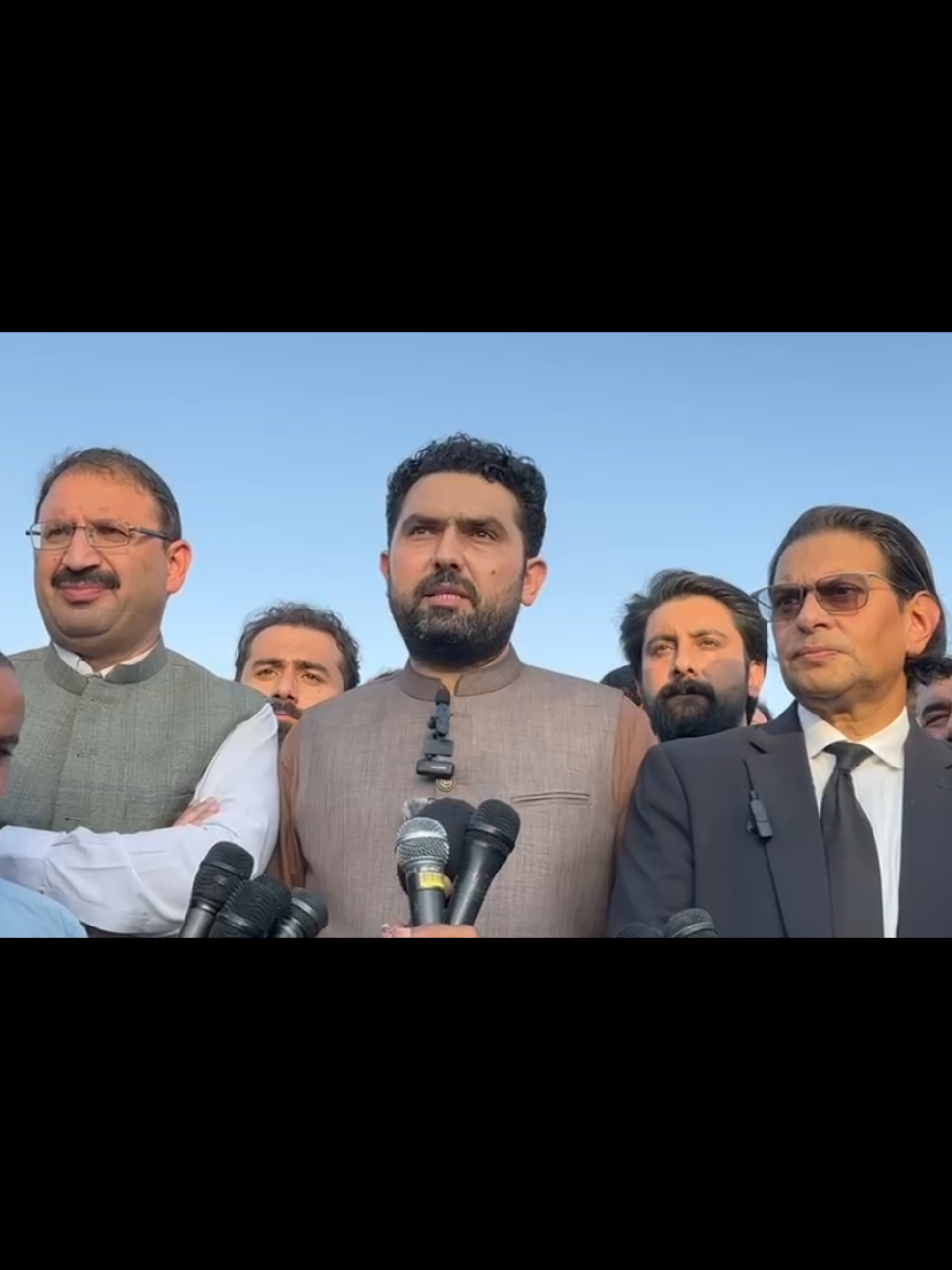 وزیراعلیٰ خیبر پختونخوا محمد سہیل آفریدی، سیکرٹری جنرل سلمان اکرم راجہ اور صوبائی صدر جنید اکبر خان کی اڈیالہ جیل کے باہر میڈیا کے  نمائندوں سے اہم گفتگو!