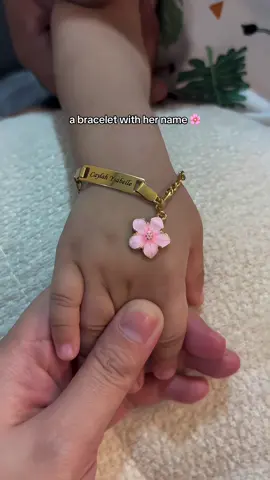 Personalized bracelet with flower pendant ✨🌸 #customizednamebracelet #bracelet #braceletforkids #giftideas 