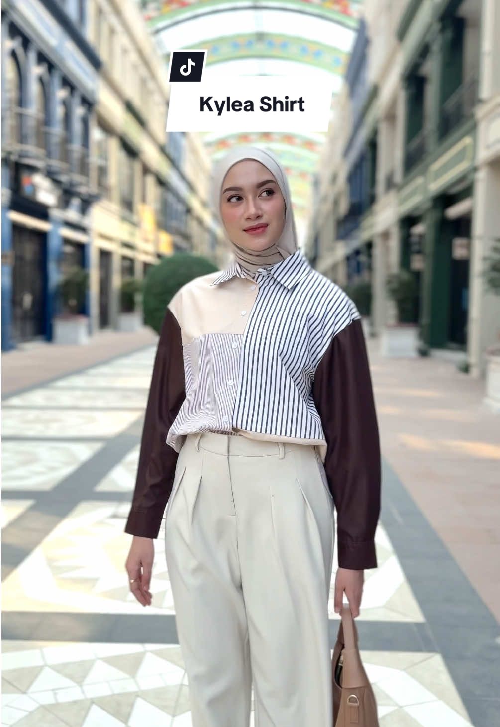 Kemeja gemes dengan material cotton mix pattern stripes yang cantik 🤩 Siapa mau? #geulisid #kemejawanita #kemejastripe #atasanwanita #kemejakatun 