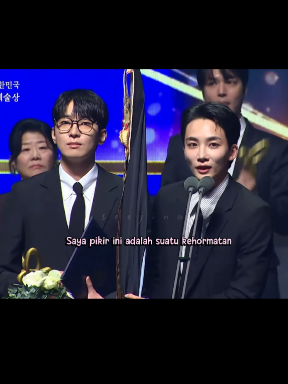 Seventeen receiving Presidential Citation at The 16th Korea Popular Culture and Arts Awards. Chukkhahae 👏🏻 #seventeen #세븐틴 #대중문화예술상 #대중문화예술상_세븐틴_대통령표창 #SEVENTEEN_PresidentialHonorAwardee 