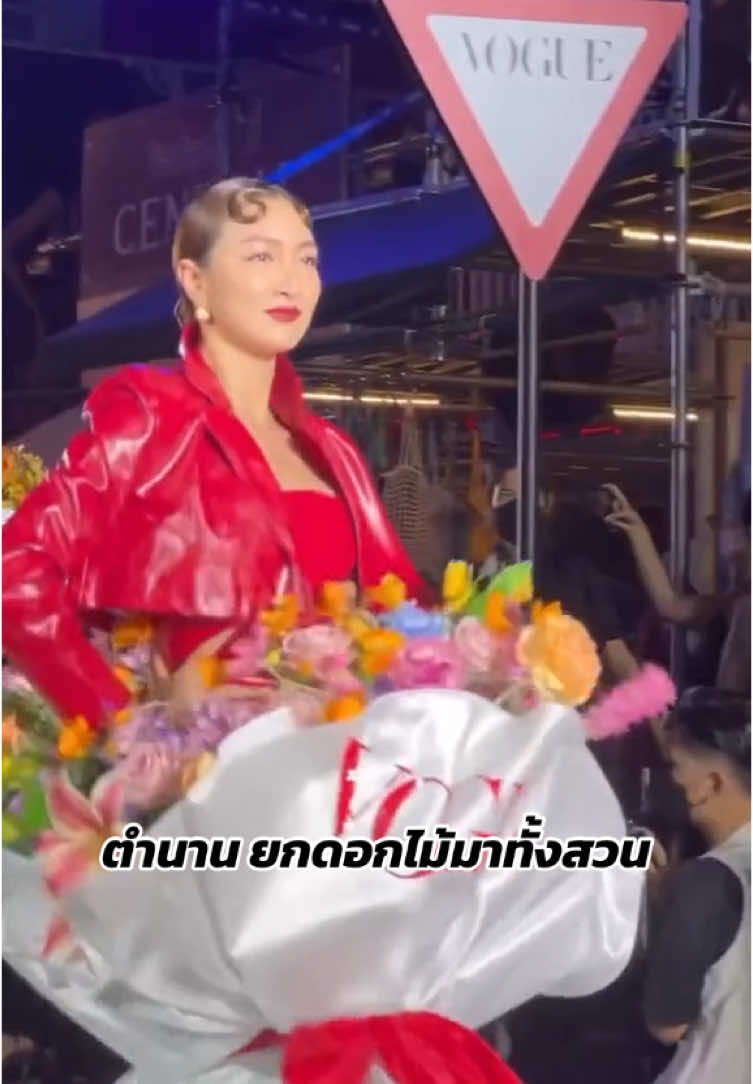 ช่วงนี้ยังอินกับงานแฟชั่นวีคอยู่ ลงเดินเดินรัวๆ เลยค้าบบบ  โชว์นี้ #ยกดอกไม้มาทั้งสวน  #แพนเค้กเขมนิจ 