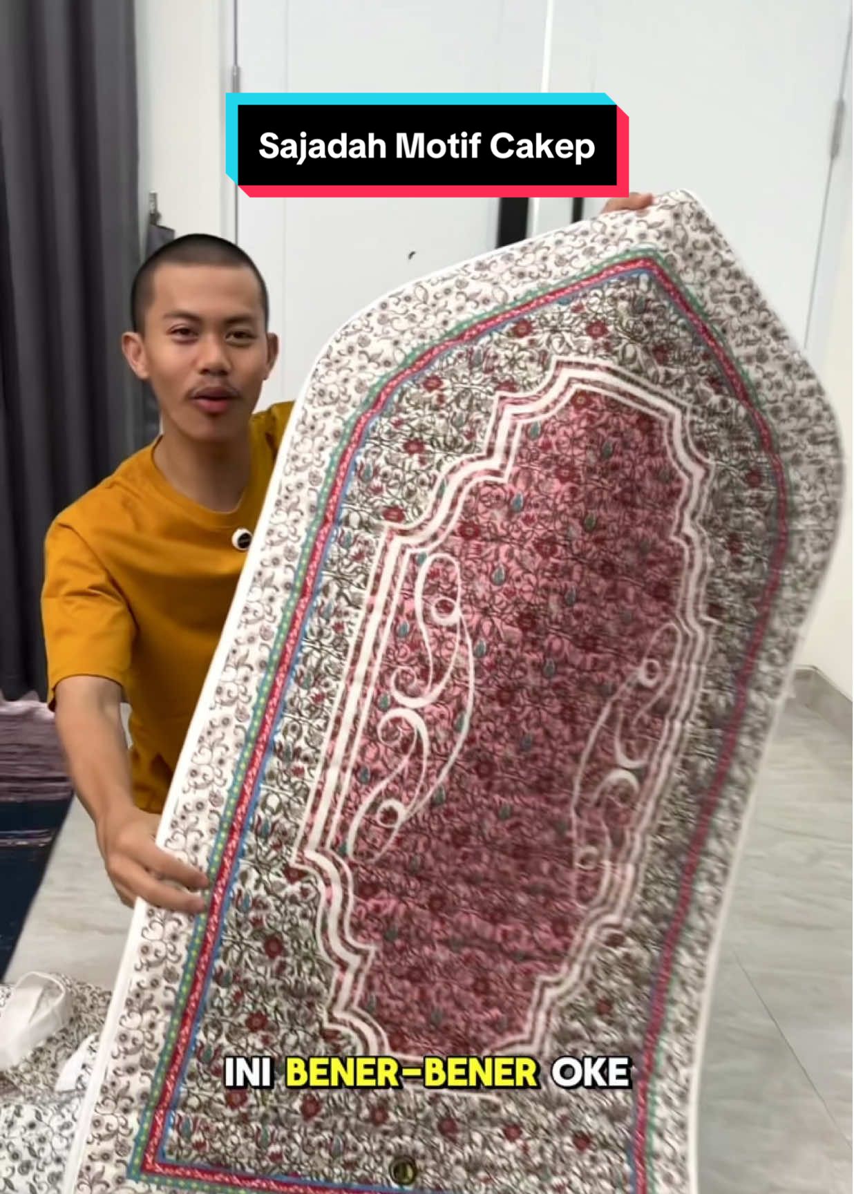Orang tua pasti seneng banget di kasih hadiah sajadah empuk ini, karena gak bikin lutut sakit saat sujud #sajadah #sajadahtravel #sajadahkubah #sajadahmotif #sajadahtravel 
