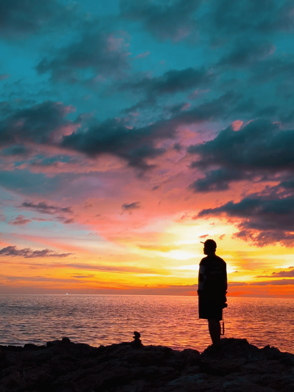 แสงเย็นอุ่นๆ+เบียร์เย็นๆ #goodvibes #sunset  #ทะเล #เดินเขา