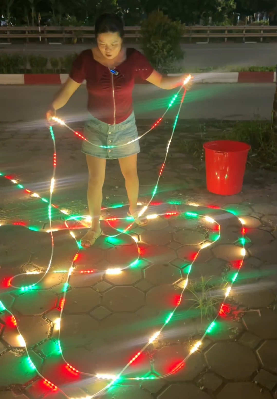 Đang rẻ mua về Tết trang trí nhà cửa, sân vườn thôi cả nhà#xuhuong #den #denledtrangtri #denled #dennhay  @Hạnh Hay Hóng 