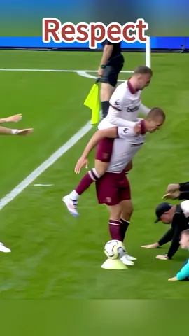 Respect moment in football ❤️#respect #football #footballmoments #pourtoi #foryoupage  