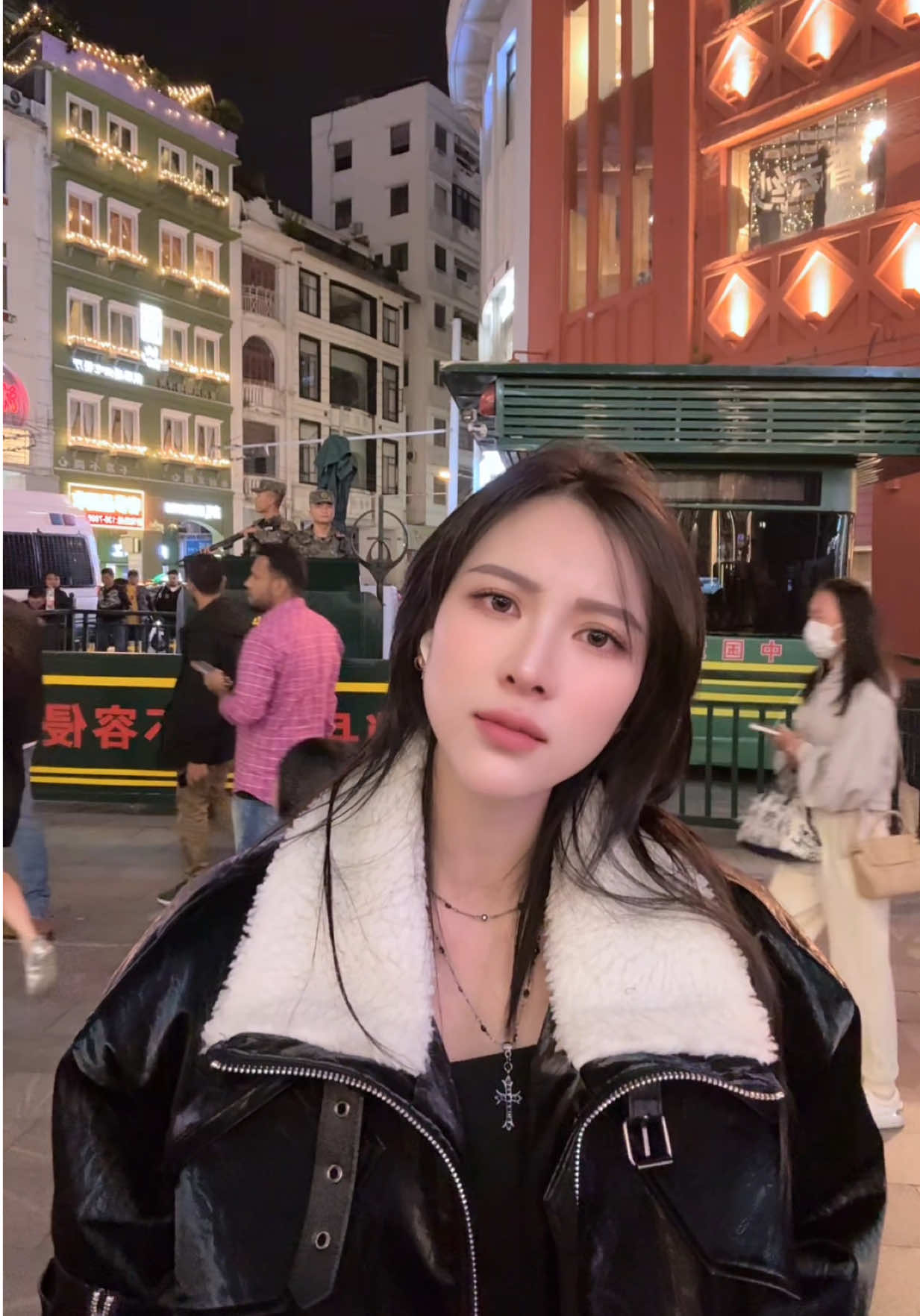 Ê T mệt rồi ák nha ? Chắc không ai để ý 2 anh police đằng sau đâu đúng không ?  #thanden 