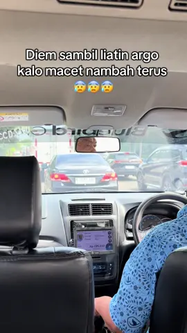 Macetnya ko nggk kelar kelar sih 😰😰😰 . Pak saya jalan kaki aja..
