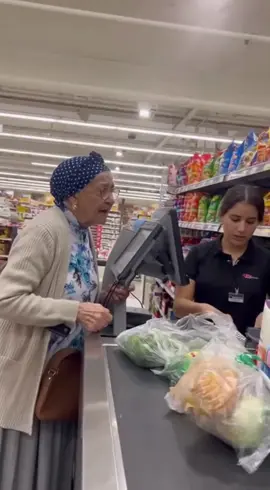 סבתא עצבנית בסופר