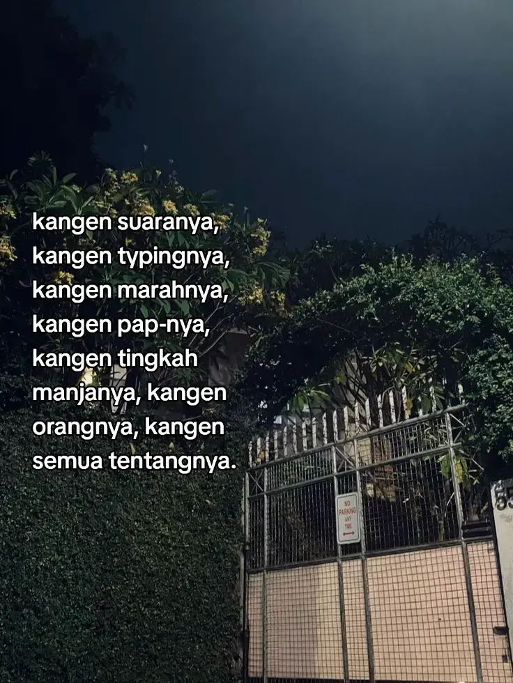 *Bahan Utama:* 150 gr ayam fillet, potong kecil-kecil 100 gr udang kupas (opsional) 5 butir bakso sapi/ikan, iris tipis 2 siung bawang putih, cincang halus 1½ buah bawang bombai, iris panjang 1 batang daun bawang, potong 2 cm 1 buah wortel, iris serong tipis 100 gr kembang kol 100 gr brokoli 50 gr sawi putih 50 gr kol 50 gr jagung muda (baby corn), potong serong 3 sdm minyak goreng --- *Bumbu Saus Capcay:* 1 sdm saus tiram 1 sdm kecap asin 1½ sdm kecap manis 1 sdm saus tomat 1 sdt gula pasir 1½ sdt merica bubuk Garam secukupnya 1 sdt maizena larutkan dengan 2 sdm air (untuk pengental) 150 ml air atau kaldu ayam --- *Cara Membuat:* 1. *Tumis bumbu:* Panaskan minyak, tumis bawang putih dan bombai hingga harum. 2. *Masukkan protein:* Tambahkan ayam dan udang, aduk hingga berubah 2. *Masukkan protein:* Tambahkan ayam dan udang, aduk hingga berubah warna. Masukkan bakso, tumis sebentar. 3. *Tambahkan sayuran keras:* Masukkan wortel, kembang kol, dan brokoli. Tambahkan sedikit air atau kaldu, masak hingga setengah matang. 4. *Masukkan bumbu saus:* Tambahkan saus tiram, kecap asin, kecap manis, saus tomat, gula, garam, dan merica. Aduk rata. 5. *Masukkan sayuran lembut:* Tambahkan sawi, kol, dan jagung muda. Aduk rata hingga semua sayur matang tapi tetap renyah. 6. *Kentalin kuah:* Tuang larutan maizena sambil diaduk hingga kuah mengental sedikit. Koreksi rasa. 7. *Sajikan:* Angkat, taburi daun bawang, dan sajikan hangat dengan nasi putih atau mie. --- *Tips ala resto:* Gunakan api besar agar aroma 