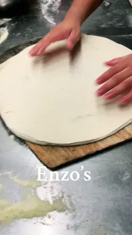 Pizza 🍕 fresca todos los días #italianstyle #pizzatiktok #pizzatime #enzos 