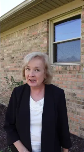 ✨ Getting Ready to Sell? ✨ Today I’m sharing my top tips on what should stay when you’re listing your home for sale! 🏡 When preparing to list, it’s best to leave behind light fixtures, built-in shelving, and any permanent features that add character and value to your space. These details help buyers envision the home’s full potential! And don’t forget — a clean, well-staged space always feels more inviting and appealing to buyers. Simple touches and thoughtful presentation can make all the difference in how your home shows! #HomeSellingTips #RealEstateAdvice #StagingToSell #ListingPrep #LegacyPropertyGroup