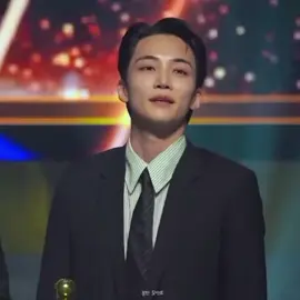 he's so fine😮‍💨 #jeonghan #yoonjeonghan #seventeen #seventeen17_official #svt 