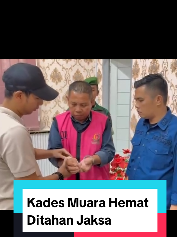 Uang rakyat seharusnya untuk pembangunan, bukan untuk memperkaya diri. Kini Kades Muara Hemat harus mempertanggungjawabkan dugaan SPJ fiktif senilai Rp900 juta 😔 Kejari Sungai Penuh terus kejar siapa pun yang ikut bermain di balik kasus ini. #Kerinci #DanaDesa #KejariSungaiPenuh #KorupsiDesa #MuaraEmat