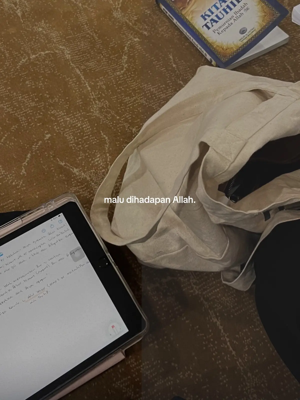 siapa disini santri HSI? udah mulai lagi KBMnya. Dan dapet faidah yang mashallah bisa untuk kita renunngkan. Kalau kita malu sama kotoran dibaju dari pandangan manusia, maka kita harus lebih malu dari pandangan Allah atas hati yang kotor, penuh dosa dosa dan maksiat.  -Penggalan HSI, Membersihkan wadah ilmu- Kitabul Khulasah Ta’zhiim Al-ilmi. Ustadz Abdullah roy, Hafidhzahullahu ta’ala. #hsi #faidahislam 