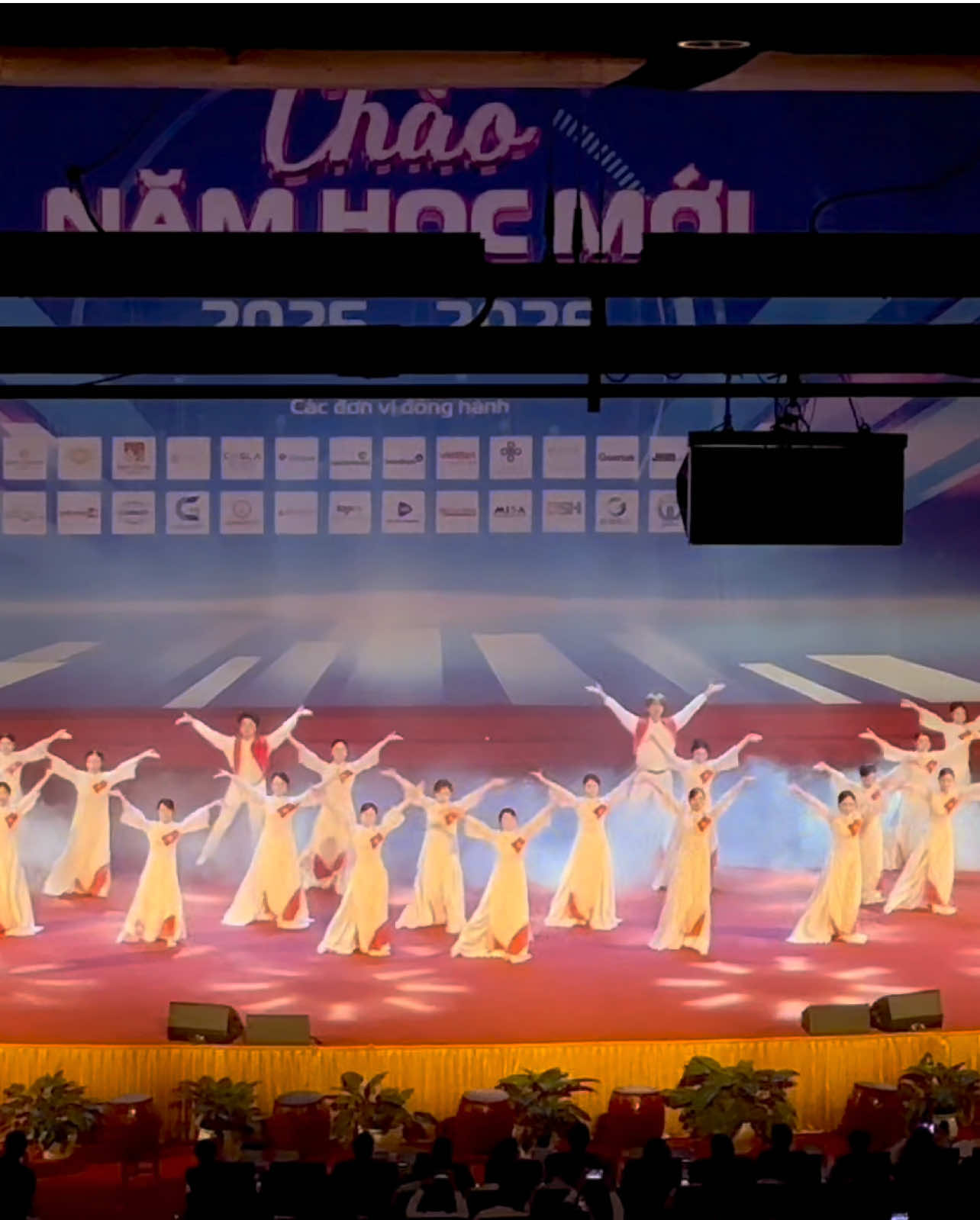 Tiết mục Múa “Made in Vietnam” tại buổi Khai giảng chào đón tân sinh viên trường Đại học Mở Hà Nội. | Cre: Câu lạc bộ nghệ thuật Trường Đại học Mở Hà Nội ( ACH ) #chaotansinhvienhou #HOU #daihocmohanoi #fyp #viral 