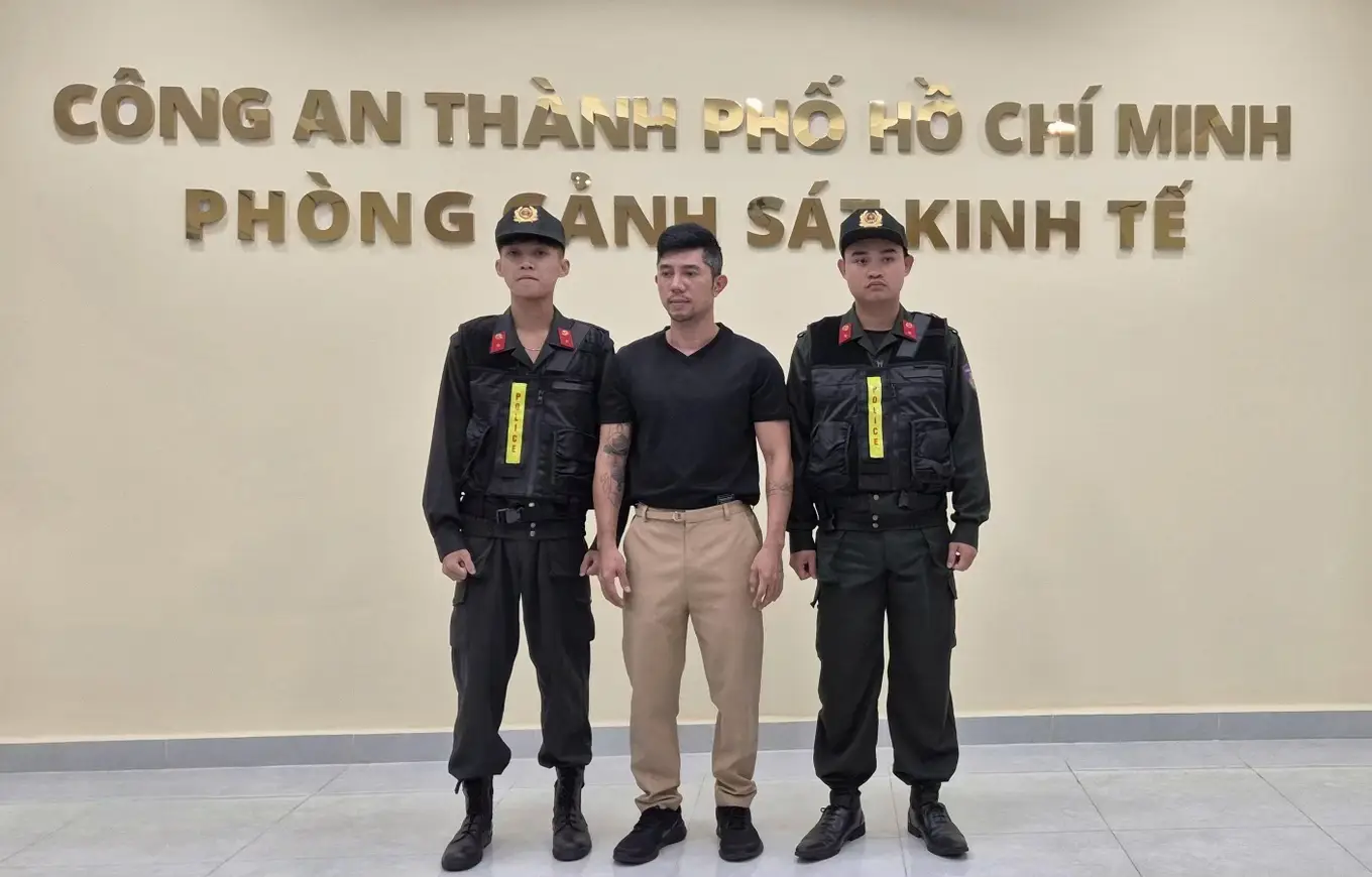 Căn cứ tài liệu chứng cứ thu thập được, ngày 23/10, Cơ quan Cảnh sát điều tra (Phòng Cảnh sát kinh tế) – Công an Thành phố đã ra Quyết định khởi tố bị can  đối với Lương Bằng Quang và Võ Thị Ngọc Ngân về tội Đưa hối lộ; Lê Sỹ Cường về tội Môi giới hối lộ. Đồng thời thi hành lệnh bắt tạm giam đối với Lương Bằng Quang và Lê Sỹ Cường.  Theo điều tra, Ngân 98 lập Công ty TNHH TMDV ZuBu và hộ kinh doanh ZuBu Shop, đưa mẹ ruột và nhân viên đứng tên để hợp thức hóa hoạt động nhưng thực chất tự điều hành toàn bộ kinh doanh, tài chính. Bị can ký hợp đồng gia công với các công ty sản xuất thực phẩm bảo vệ sức khỏe Super Detox X3, X7, X1000 và viên rau củ Collagen cùng loại. Khi nhà máy đầu tiên bị phát hiện dùng chất cấm, Ngân 98 đổi sang Công ty Nanotesla để tiếp tục sản xuất, song hai đơn vị thực chất cùng một hệ thống. Các sản phẩm dạng gói không có giấy phép lưu hành vẫn được Ngân 98 bán tràn lan qua website, Facebook, TikTok, in mã vạch liên kết trực tiếp đến trang shopngan98. Toàn bộ tiền thanh toán được chuyển vào tài khoản cá nhân hoặc người thân, sau đó gom về tài khoản của Ngân 98. Từ năm 2023 đến tháng 7/2024, cô thu về khoảng 120 tỷ đồng từ việc kinh doanh trái phép này. Kết luận giám định và định giá đối với lô hàng thực phẩm bảo vệ sức khỏe vi phạm, nhà chức trách xác định sản phẩm thực phẩm bảo vệ sức khỏe X1000 dạng hộp, trị giá gần 600 triệu đồng là hàng giả; 3 sản phẩm Collagen dạng gói là hàng giả có chứa chất cấm sibutramine và phenolphthalein, theo quy định tại khoản 3, Nghị định số 98 của Chính phủ vì có chỉ tiêu thành phần chất lượng không đúng so với bảng công bố chất lượng sản phẩm và trên bao bì sản phẩm. Cụ thể, các chất cấm chứa trong 3 sản phẩm Collagen dạng gói có tác dụng giảm cảm giác thèm ăn, nhuận tràng, có tác dụng phụ gây ảnh hưởng đến tim mạch, gây đau tim, loạn nhịp tim, huyết áp cao, gây rối loạn tiêu hóa, có nguy cơ gây ung thư. Ngày 13/10, Cơ quan Cảnh sát điều tra Công an TPHCM đã khởi tố bị can, bắt tạm giam đối với Võ Thị Ngọc Ngân về tội Sản xuất, buôn bán hàng giả là thực phẩm, theo Điều 193 Bộ luật Hình sự. #dantrinews #xuhuong #LearnOnTikTok 