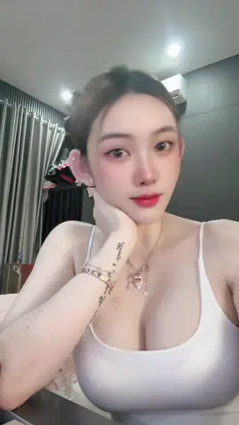 Điều quan trọng nhất trong cuộc đời là gặp được người hiểu bạn ngay cả khi bạn im lặng. Đàn bà ngang bướng cần gặp người yêu chiều. Kẻ hay nghĩ nhiều cần một người thấu hiểu. Trong thế giới của người trưởng thành thấu hiểu quan trọng hơn tình yêu. Hãy nhớ đàn bà nhất định phải sống là chính mình hạnh phúc, chứ không phải là hạnh phúc trong mắt của người khác. Bởi cuộc đời này ngắn lắm, nếu được chọn, hãy chọn đến những nơi làm mình cảm thấy được yêu chiều và nâng niu. Nước càng nhạt thì càng trong suốt, người càng bình thản thì cuộc đời càng vui vẻ an nhiên. Người đàn ông duy nhất xứng đáng xuất hiện trong cuộc đời bạn, là người đối xử với bạn bằng sự tử tế, chân thành và tôn trọng. Hạnh phúc không phải là một người đàn ông bỏ cả thế giới để yêu bạn. Mà là anh ta vì yêu bạn mà sắp xếp gọn gàng lại thế giới của mình. Chân thành sẽ chạm tới trái tim, hạnh phúc luôn luôn bắt nguồn từ sự tử tế