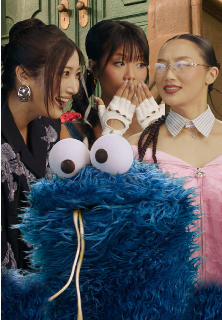 Audrey Nuna, EJAE & REI AMI introduce Cookie Monster to Ramyeon #kpopdemonhunters is now playing and #sesamestreet comes to Netflix November 10. @Netflix Family 