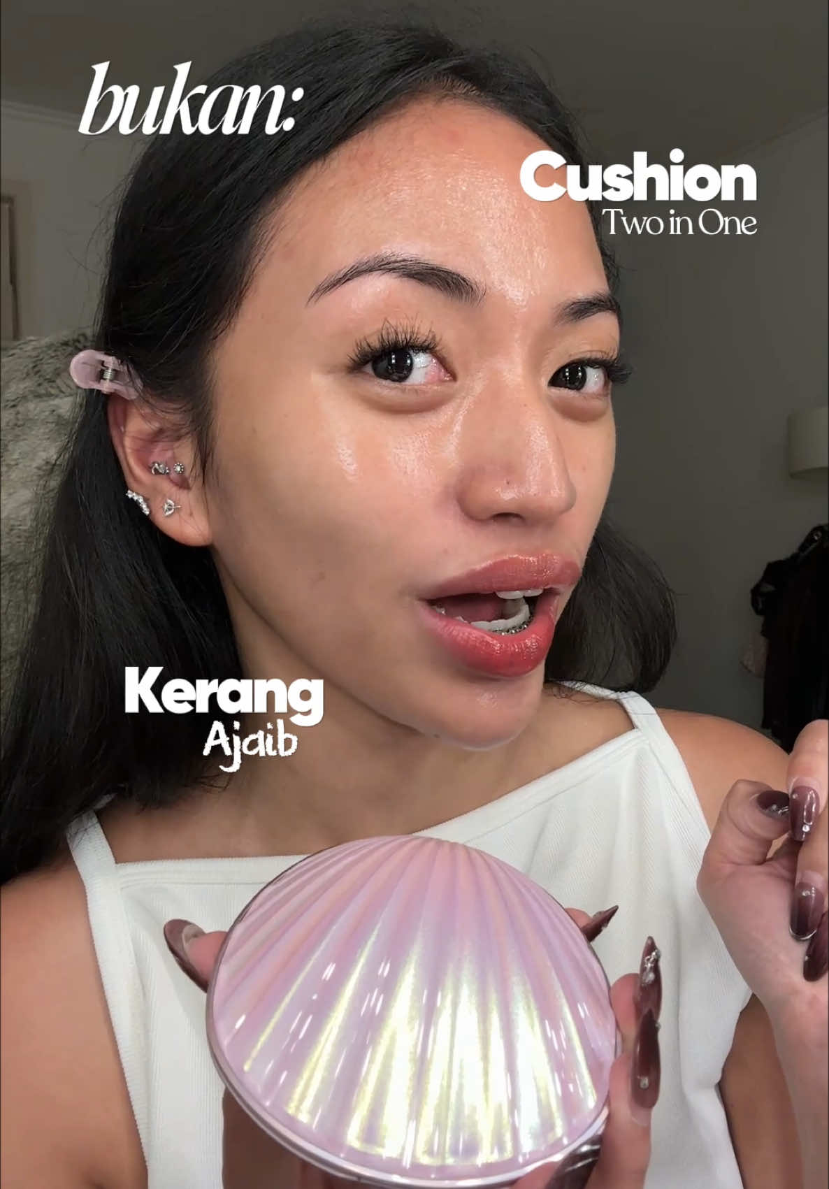 bukan cushion 2in1, tapi 6in1?! 😱 kaget banget sama ‘kerang ajaib’ yg isinya cushion finish semi-matte yang flawless gt, eh di atasnya ada  powder jg buat nge-set! praktis banget gilaaa. wajib punya!🔎💖 #rekomendasicushion #barenblissID #BNB2in1Cushion #CushionViral #ShellYourBeauty