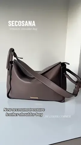 New Secosana Treasure leather shoulder bag spacious large capacity that has adjustable strap it can fit umbrella, long wallet and more stuffs. This soft leather casual bag can stand alone ideal mommy bag and work bag #secosanabag #secosana #treasurebag #shoulderbag #leatherbag