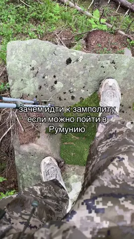 Заступник командира з МПЗ (морально-психологічного забезпечення) — це сучасний аналог старого радянського замполіта. 📘 Повна назва: Заступник командира підрозділу з морально-психологічного забезпечення. ⸻ 🔹 Головна роль: Він відповідає за моральний стан, дисципліну та психологічну готовність військовослужбовців. Тобто не за тактику чи бойові накази, а за людей — щоб солдати були мотивовані, згуртовані, не “вигорали” і могли діяти ефективно в стресових умовах. ⸻ 🪖 Основні завдання: 	•	Підтримка бойового духу і впевненості серед особового складу. 	•	Психологічна допомога військовим, які переживають стрес чи втрати. 	•	Робота з дисципліною: профілактика конфліктів, дезертирства, порушень. 	•	Патріотичне та моральне виховання. 	•	Інформаційна робота: роз’яснення цілей операцій, протидія ворожій пропаганді. 	•	Підтримка командування: допомагає командиру розуміти моральний стан підрозділу. ⸻ 💬 Якщо коротко: Командир каже “що робити”, а заступник з МПЗ дбає, щоб солдати були готові це зробити морально і психологічно.