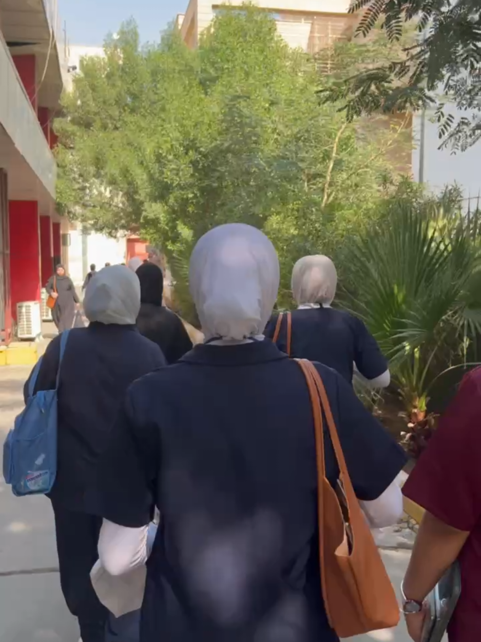 الجيش الصيدلاني طب للساحة طب طبعا الجو حار مكدرنا نلبس لابكوت كل الوكت🫠 #explore #تخرج #foryoupage #ترند 