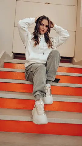 3 Poses on stairs📸🔥 Save it & share it with your friends❤️ #women #womenstyle #womensfashion #womenwithstyle #poses           