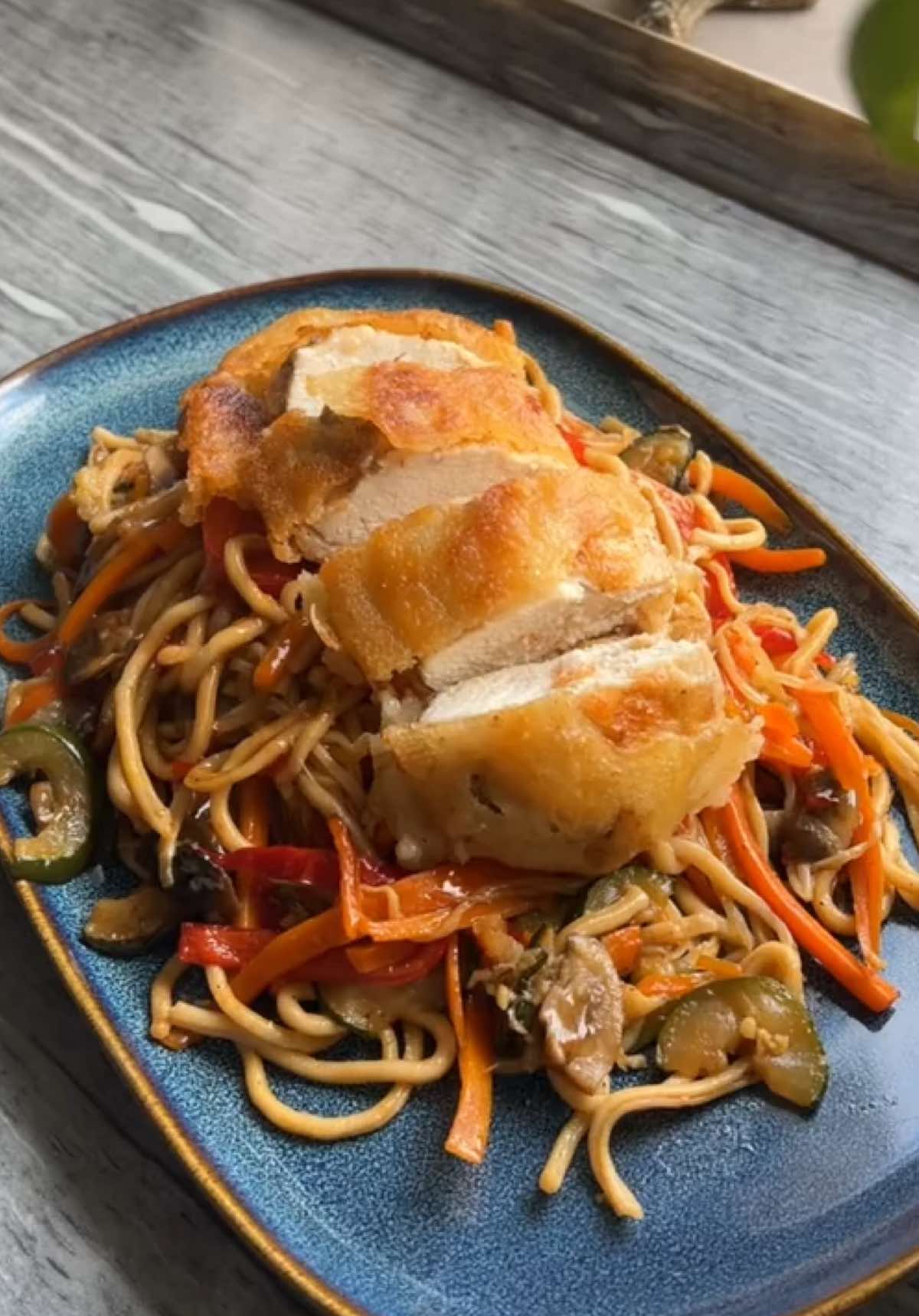 Gebackenes Hähnchen wie beim Asiaten  Zutaten: Für den Teig: 	•	120 g Mehl 	•	30 g Speisestärke 	•	1 TL Salz 	•	1 TL Backpulver 	•	150 ml kaltes Wasser Für das Hähnchen: 	•	300 g Hähnchenbrustfilet 	•	Salz, Pfeffer, Paprikapulver nach Geschmack 	•	Öl zum Braten Zubereitung: 	1.	Teig vorbereiten: Mehl, Speisestärke, Salz und Backpulver in einer Schüssel vermischen. Kaltes Wasser nach und nach einrühren, bis ein glatter, leicht dickflüssiger Teig entsteht. 	2.	Hähnchen vorbereiten: Hähnchenbrust in Stücke schneiden und mit Salz, Pfeffer und Paprikapulver würzen. 	3.	Hähnchen in Teig: Die Hähnchenstücke gleichmäßig im Teig wenden, bis sie komplett bedeckt sind. 	4.	Braten: Öl in einer Pfanne erhitzen. Die Hähnchenstücke darin von beiden Seiten goldbraun und knusprig anbraten #hähnchen #chinesefood #EasyRecipe   #asianfood #noodles 