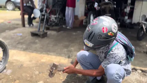 Teguran simpatik Personil Sat Lantas Polres Haltim kepada pengendara yang menggunakan kenalpot Bising. @Ditlantas Malut 