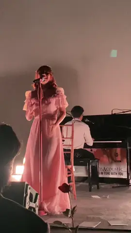 bertaut, tentang bunda dan rindu didalamnya yang tidak akan pernah usai🥹💔🤍  terima kasih ya sudah selalu membawakan lagu ini dimanapun kamu berada, peluk sebesar dunia! @nadin⋆.ೃ࿔*:･ @RUMAH SORAI #nadindanruangkecilnya #showcasenadinamizah #bertaut #nadinamizah 