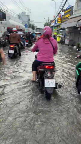 Giờ danh giới giữa đường bộ và đường thủy mong manh quá… chắc phải học thêm bằng thuyền trưởng A1 thôi 🚤💦 #SaigonMuaNuoc #TriềuCườngLênNgôi”