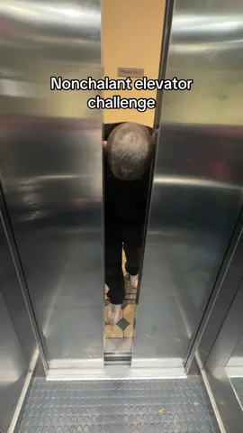Wir können es nicht @Gustl  #viral #fyp #elevatorchallenge #nonchalant #funny 