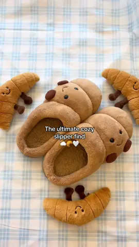 The most perfect gift for fall 🥰 #slippers #croissant #cozyseason #girlthings #cozy 