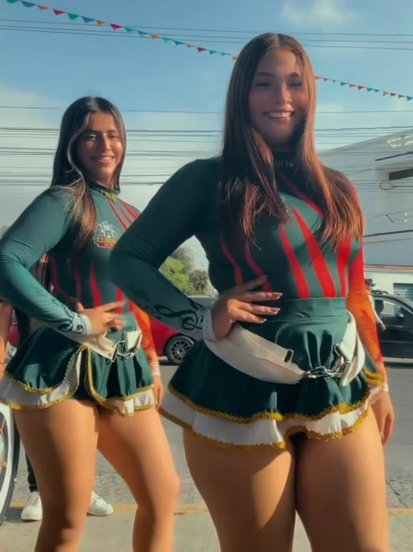 Paulina y Eliana 😍❤️💃 #parati #foryoupage #foryoupageofficial #foryou #viraltiktok cachiporristas  Venezuela elsalvador Ecuador Bastonera