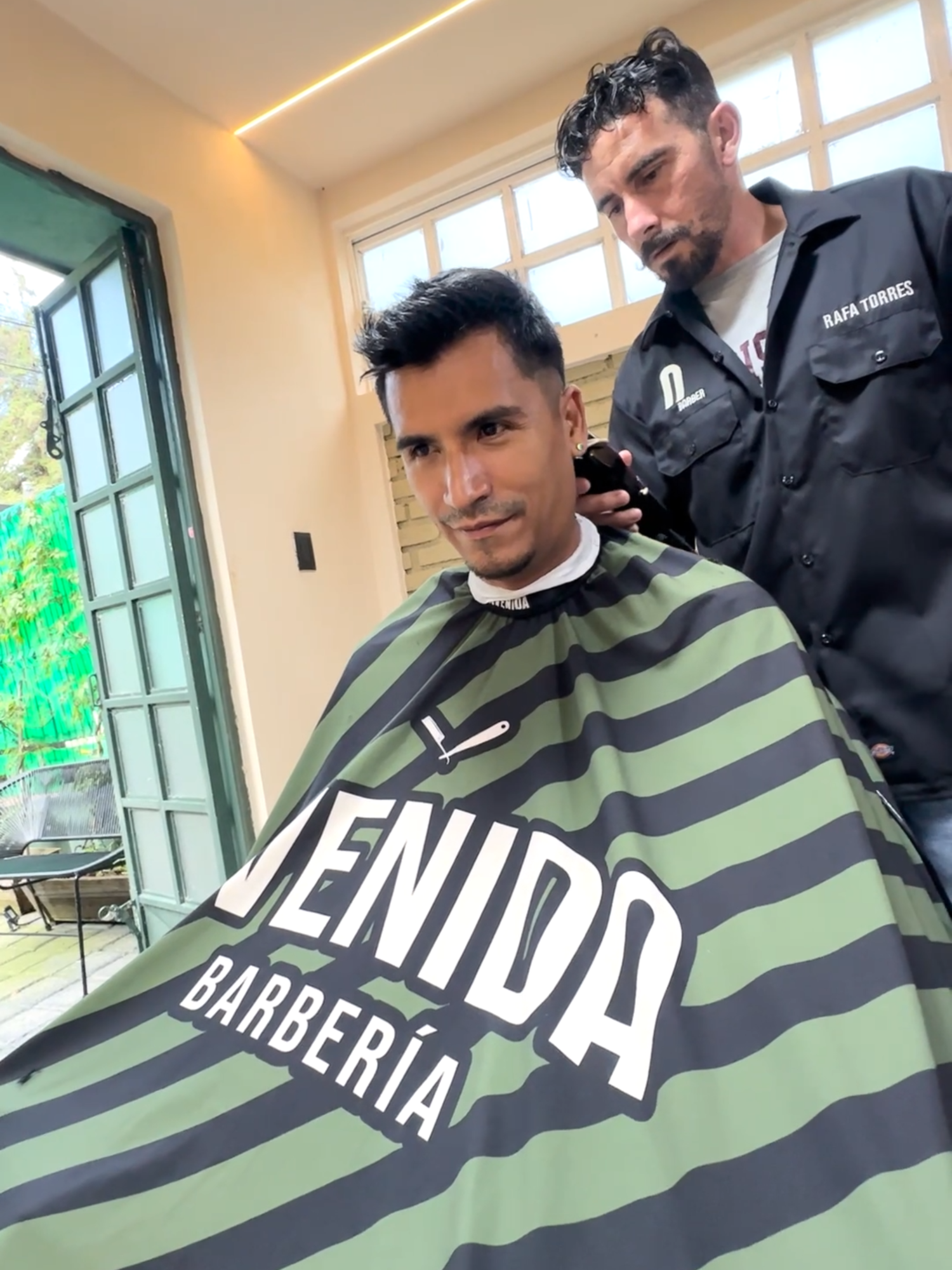 Avenida Barbería, un rincón profesional de grooming premium con cortes para hombre y niño a $100 por este video 📍 Ubicación: Blvd Fray Antonio de San Miguel 531-A, Col. Periodistas Tel: 443 140 5384 #FerkoVlogs #Morelia #Restaurante #típicomoreliano #Barbería #CorteDeCabello #Grooming #Barba #Estilo Avenida Barbería Morelia
