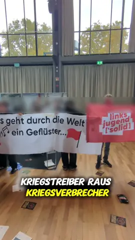 F1ck die Bundeswehr. Wir haben gestern den Bundeswehrinfostand bei einer Karrieremesse für Jugendliche gestört.  Kein Werben fürs sterben!  #linksjugend #krieg #frieden #karlsruhe #bundeswehr 
