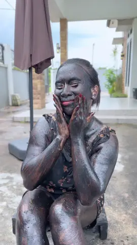 NGARUH BGT DIKULIT #lulurhitam #lulurrempah #beddalotonghenny 